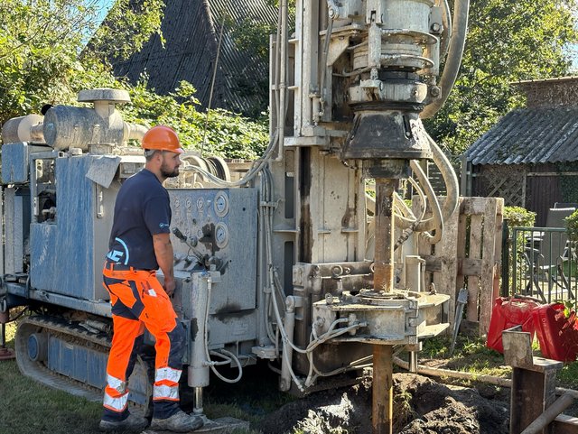 Ein Mitarbeiter der Firma Walter Fiedler in Arbeitskleidung bedient ein großes Bohrgerät im Zuge einer Brunnenbohrung